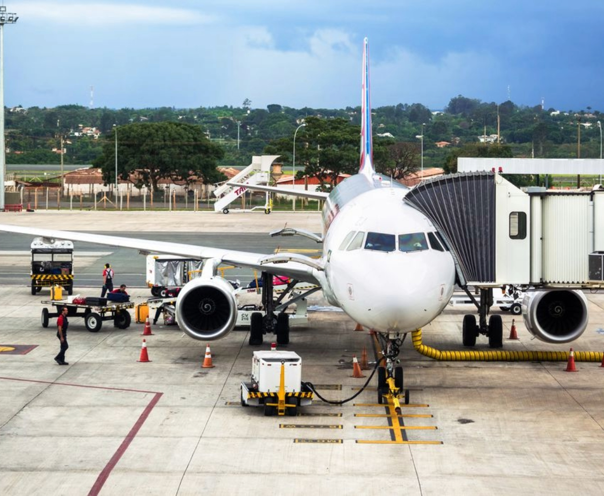 Aposentados poderão comprar passagem aérea por até R$ 200