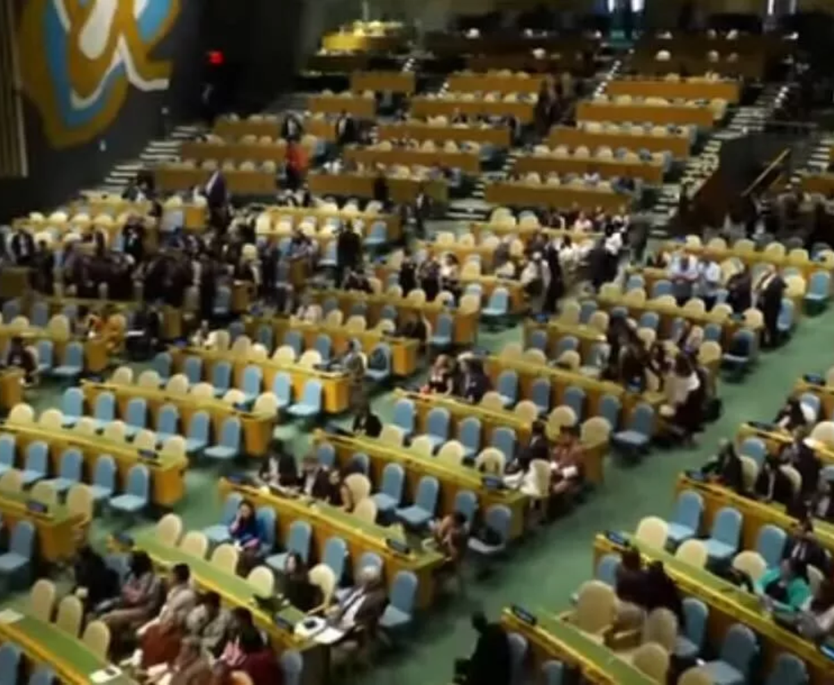 Diplomatas deixam a Assembleia Geral da ONU em protesto durante discurso de Netanyahu