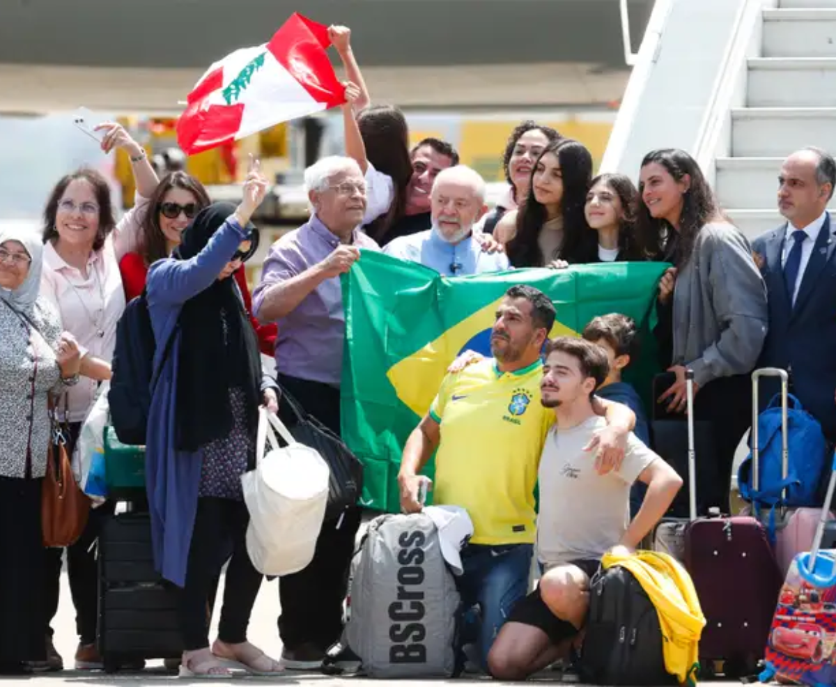 Avião da FAB com brasileiros repatriados pousa em São Paulo