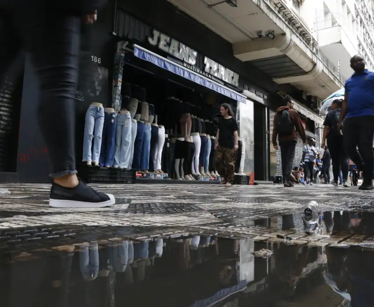 Apagão em SP: quase 900 mil clientes ainda estão sem luz