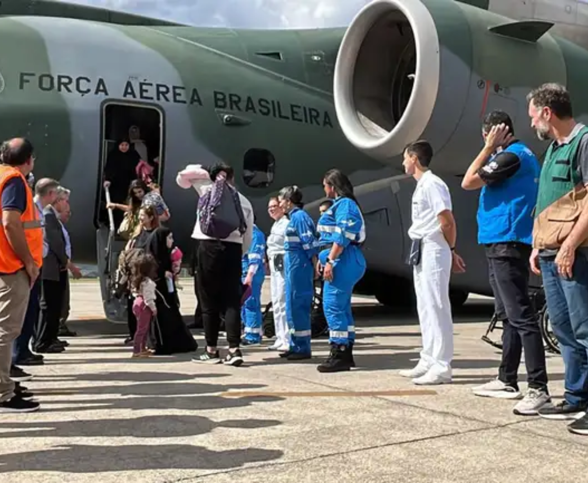 Sétimo voo com brasileiros repatriados do Líbano chega a São Paulo