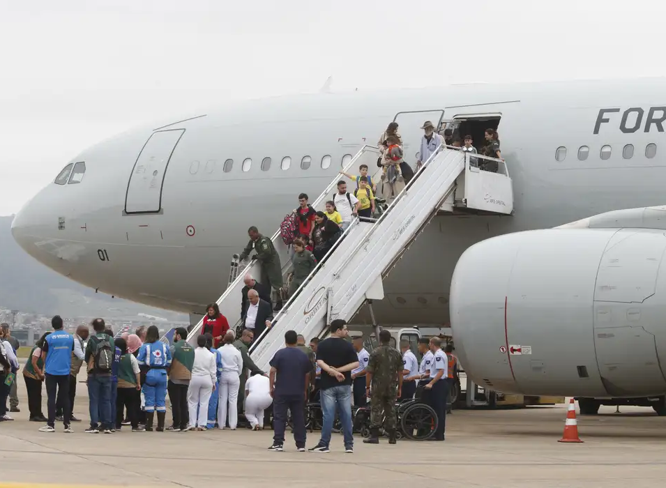 Décimo voo da FAB com 213 repatriados do Líbano chega a São Paulo