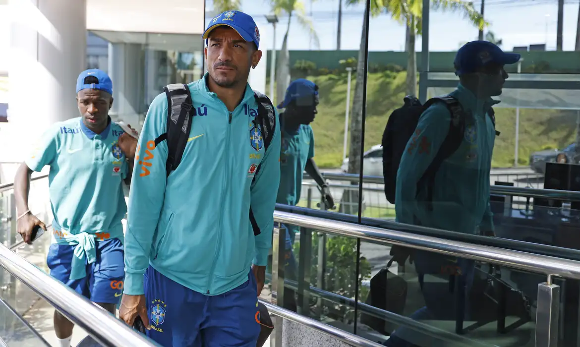 Seleção desembarca em Salvador para jogo contra o Uruguai