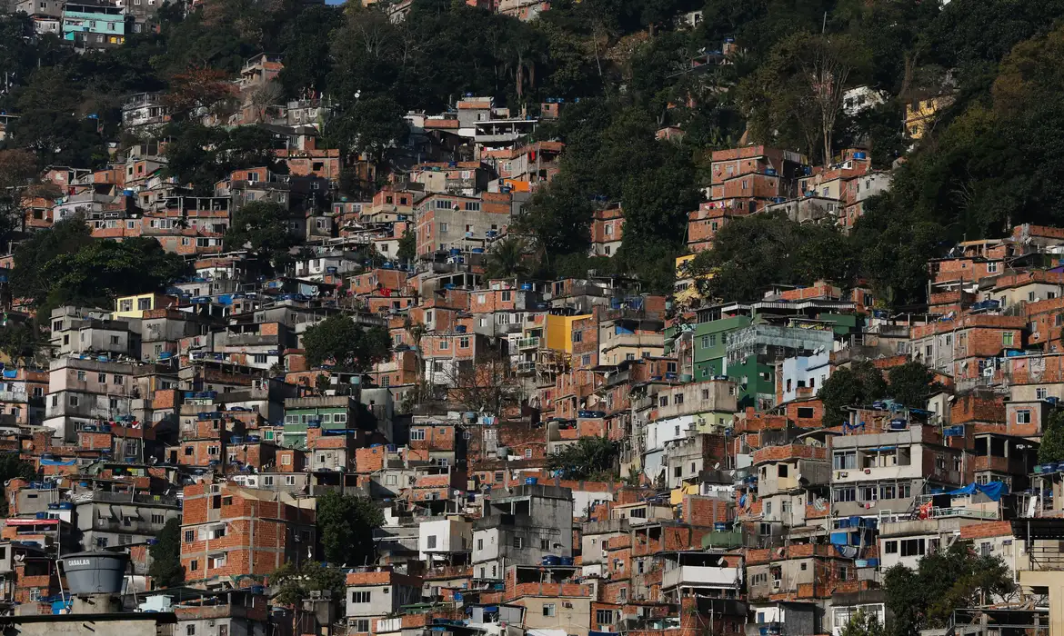 Quase 16,4 milhões de pessoas moram em favelas no Brasil; 4,6 mihões estão no NE