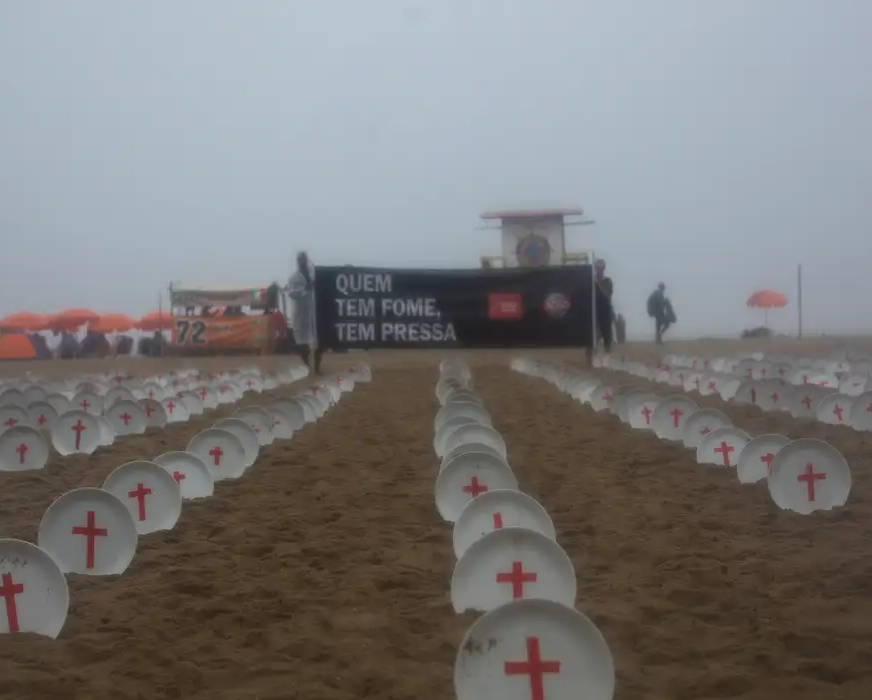 Copacabana recebe manifestações pelo fim da fome e para pressionar G20