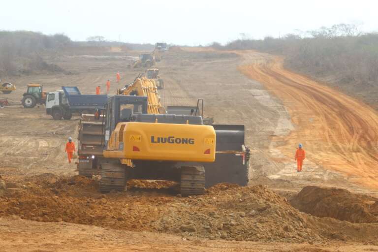 Governador Elmano de Freitas visita obras do lote 7 da Transnordestina, que liga Quixadá a Itapiúna