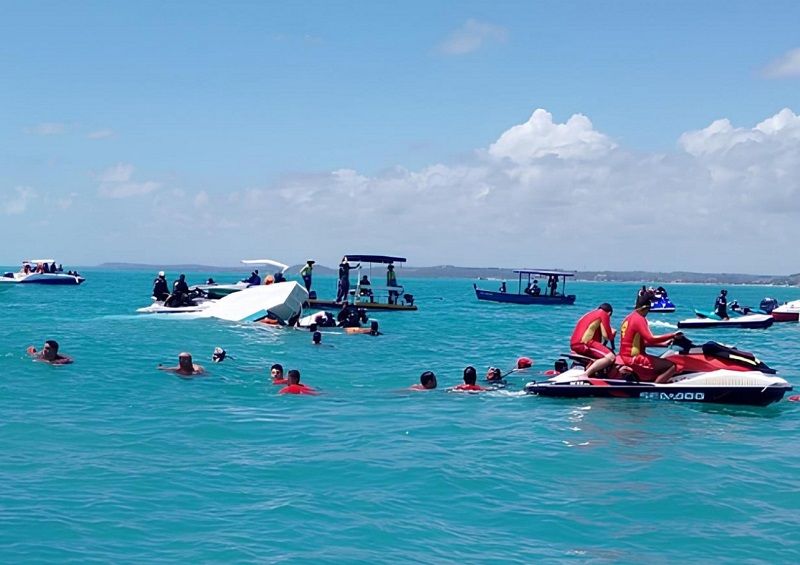 Naufrágio de catamarã na praia de Maragogi em Alagoas deixa pelo menos um morto