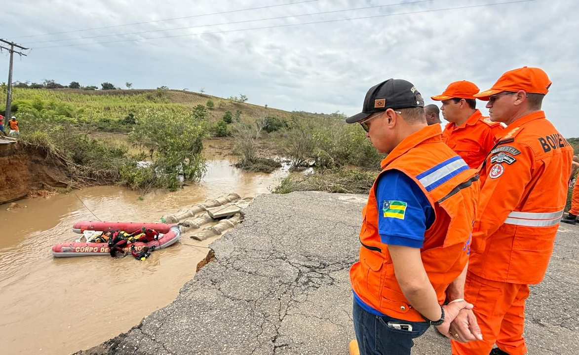 Em Sergipe, rodovia cede com fortes chuvas e três pessoas morrem