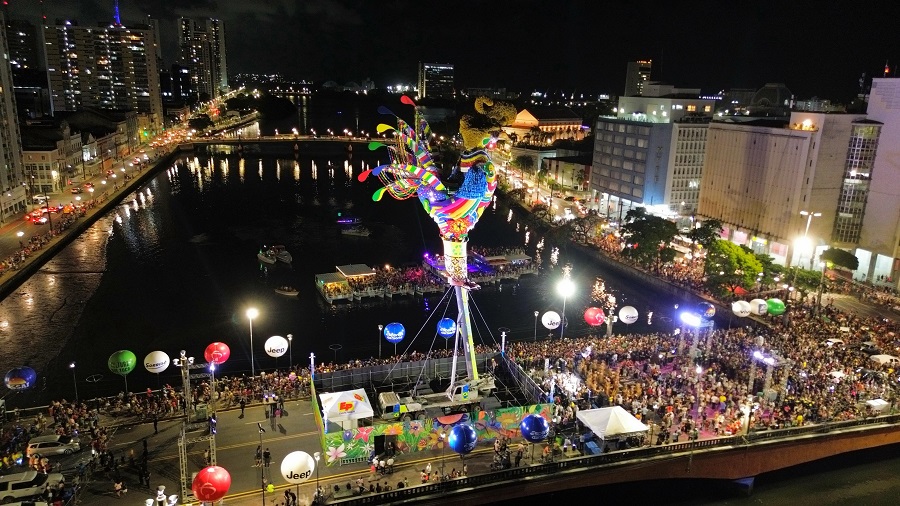 Galo Cidadão Ecológico sobe na Ponte Duarte Coelho e abre os caminhos para a folia no Recife