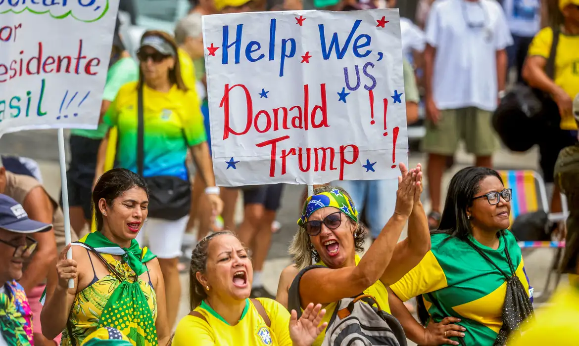 Em ato no Rio de Janeiro, Bolsonaro afirma que não fugirá do país