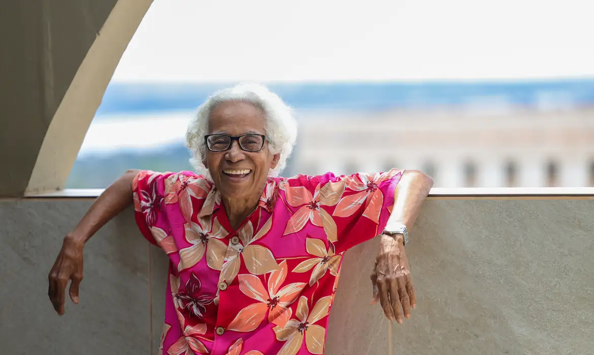 Fênix negra da música, Cátia França é exaltada pela nova geração