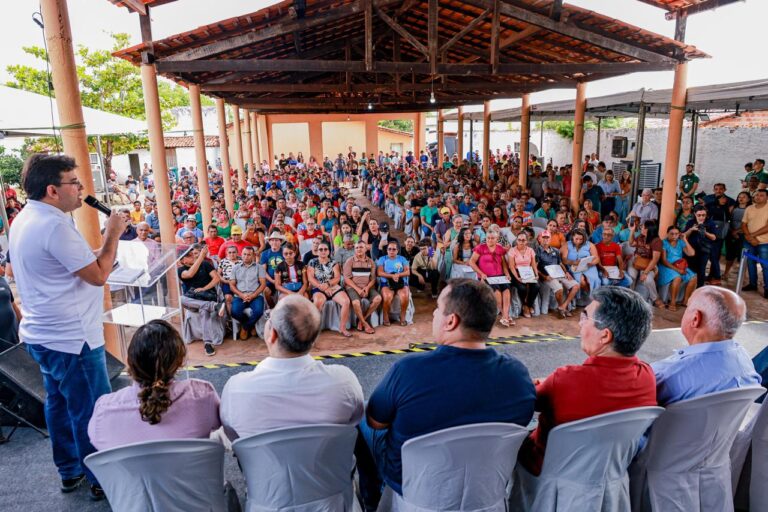Rafael Fonteles entrega títulos de terra num dos assentamentos da América Latina, em Batalha