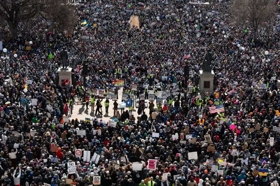 Milhares vão às ruas nos EUA contra Donald Trump