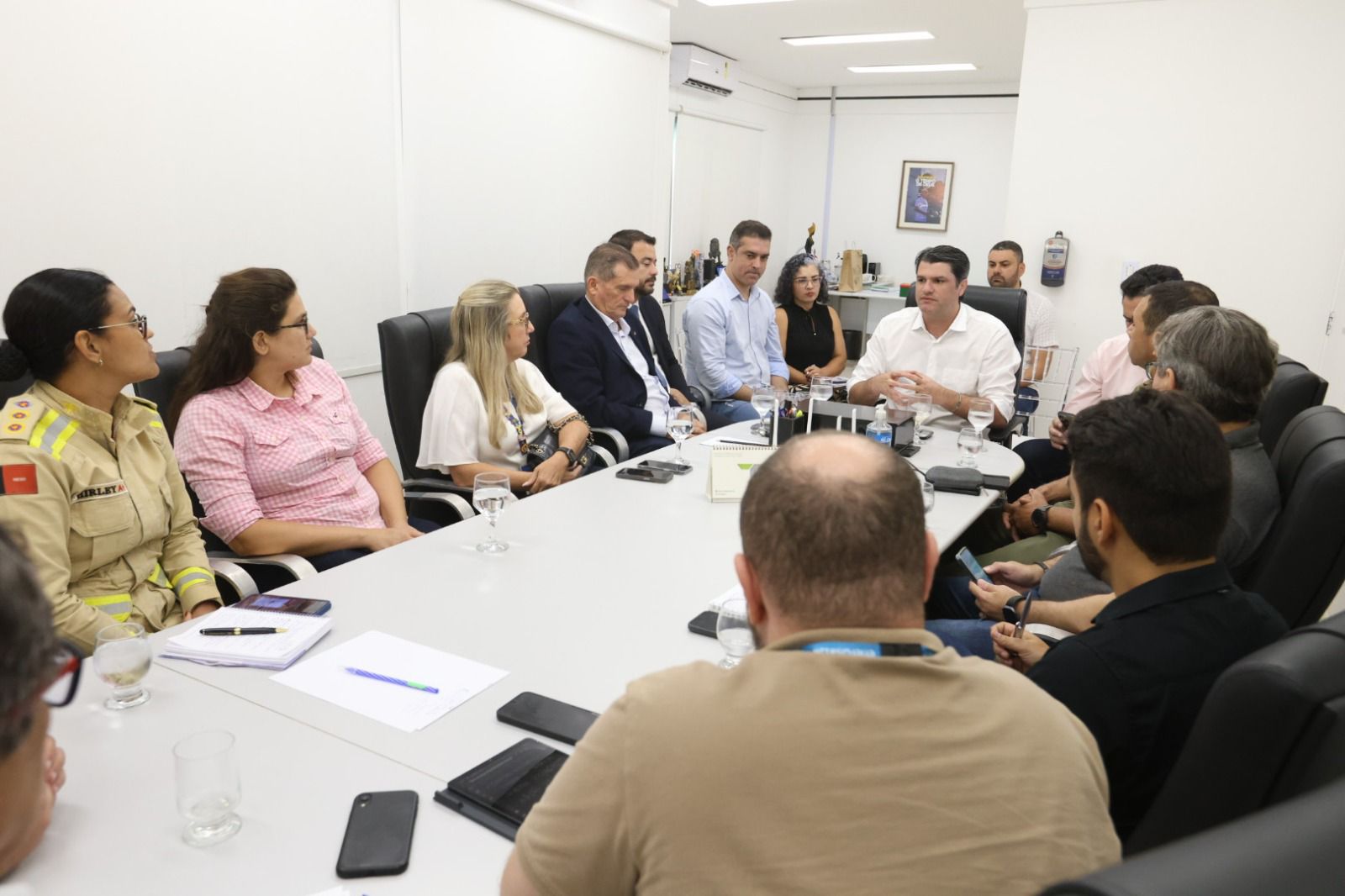 Fiações irregulares: Prefeitura de João Pessoa fará ação conjunta para combater poluição visual nos postes da Capital