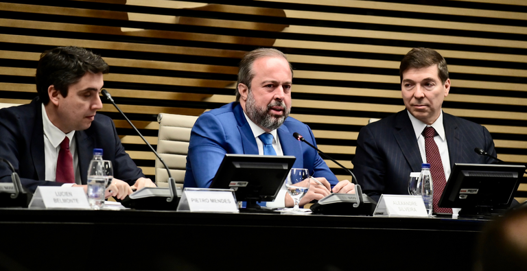 Alexandre Silveira defende gás mais barato para reindustrializar o Brasil e critica distorções no setor