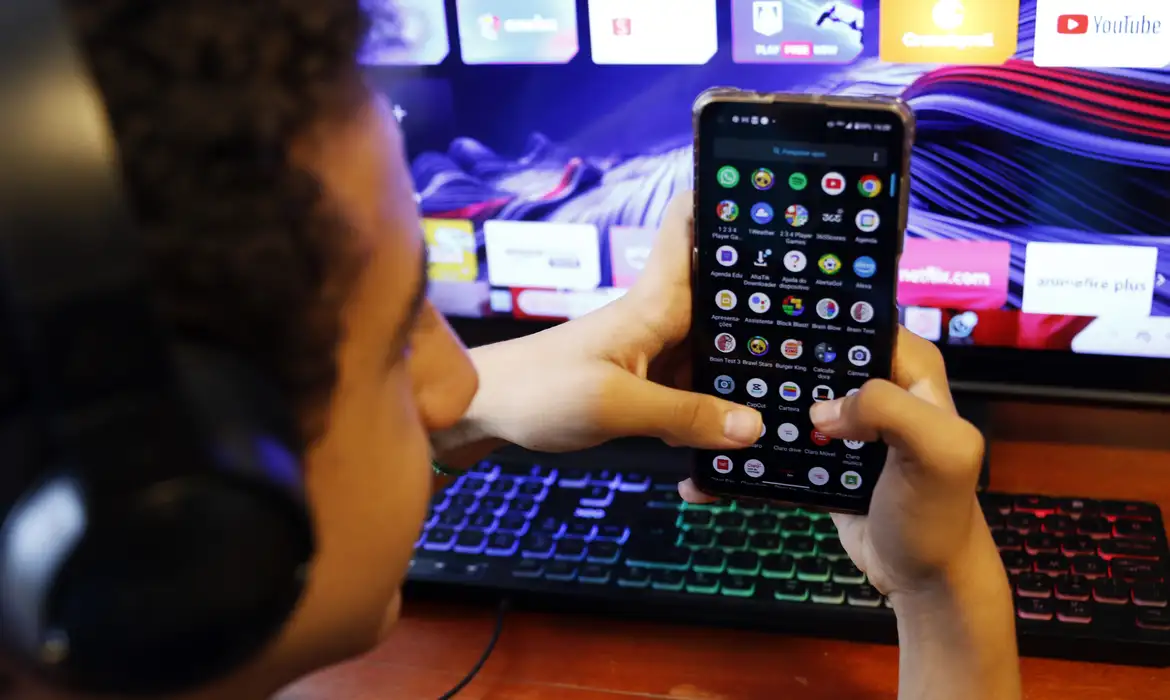 STF retoma julgamento sobre responsabilização das redes sociais