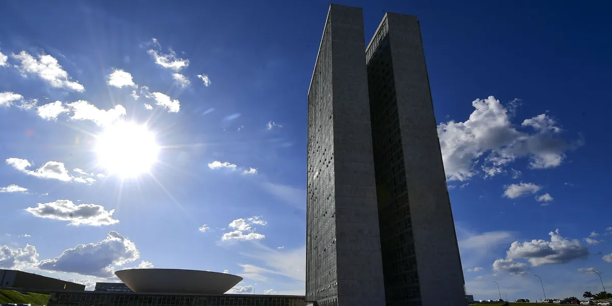 Aumento de deputados impacta salários, assembleias legislativas e emendas