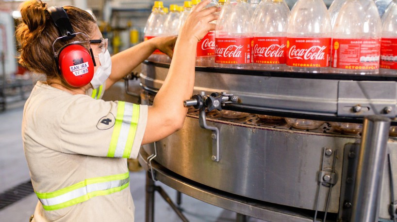 Fábrica da Coca-Cola tem produção suspensa no Ceará por suspeita de contaminação