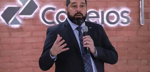 Fabiano Santos prepara carta de renúncia à presidência dos Correios