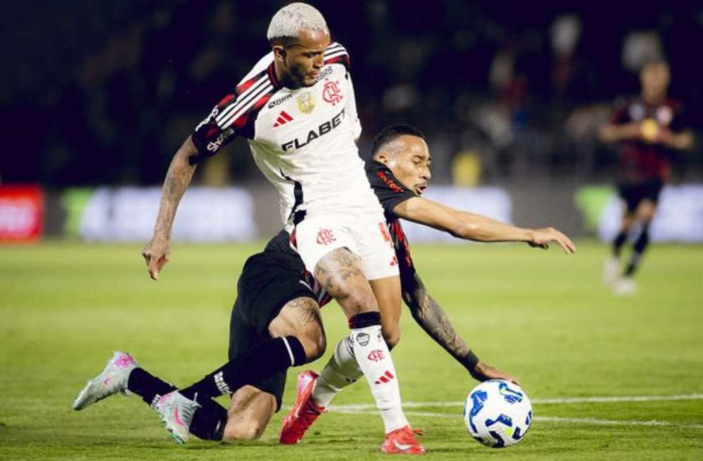 Wesley marca na despedida, Flamengo vence Bragantino e segue na cola do líder