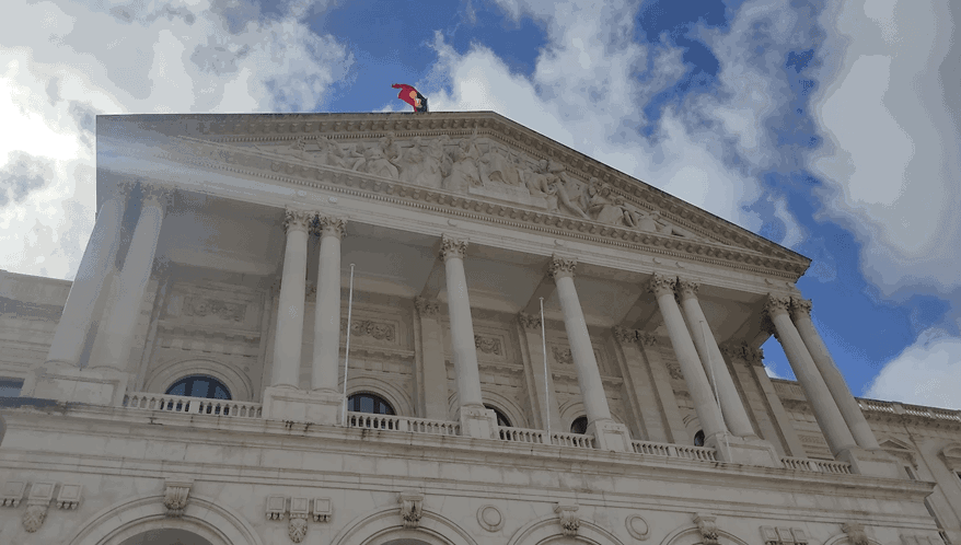 Parlamento de Portugal aprova regras anti-imigração a afetar brasileiros; entenda mudanças