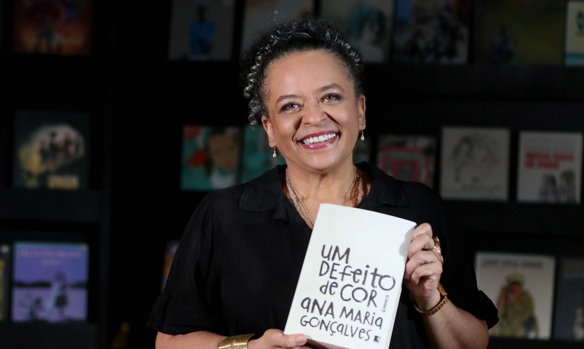 ABL elege Ana Maria Gonçalves, primeira mulher negra a virar imortal