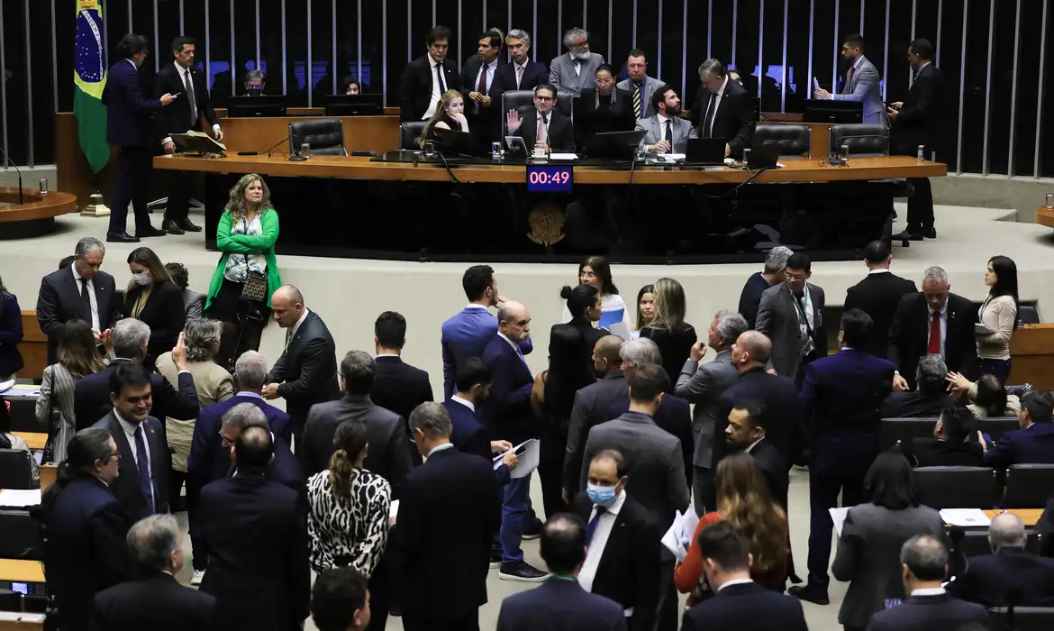 Câmara aprova urgência para proposta que reduz benefícios fiscais