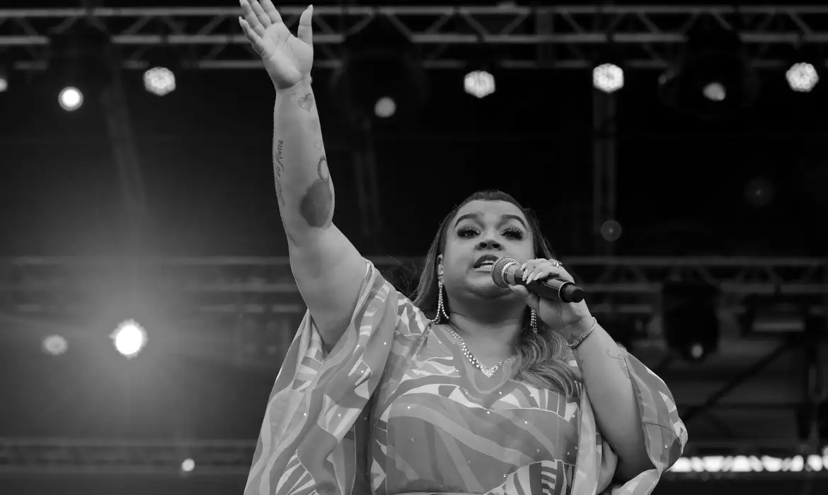 Amigos e personalidades prestam homenagem a Preta Gil