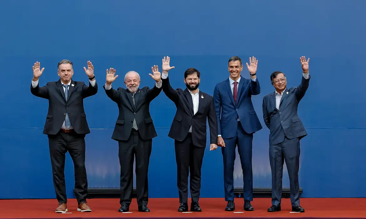 Lula e outros líderes convocam instituições em defesa da democracia