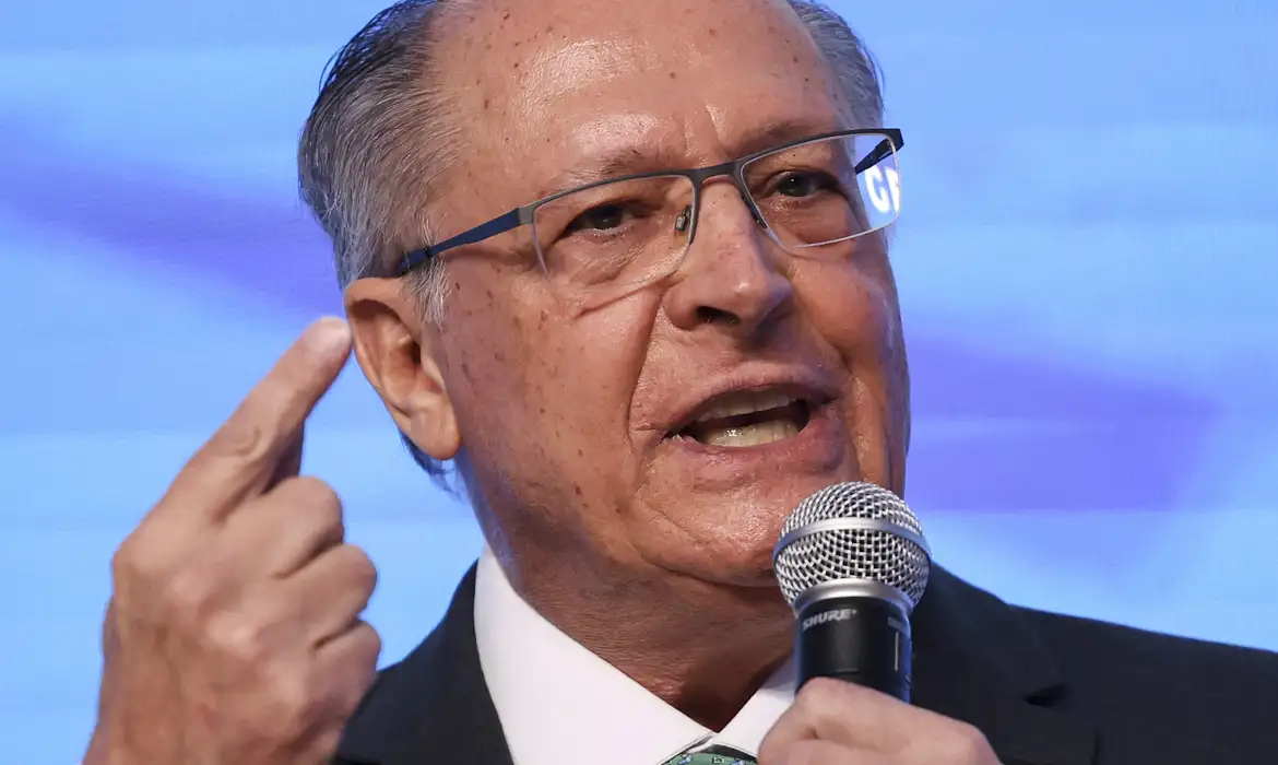 Brasil está conversando “com reserva” com Estados Unidos, diz Alckmin