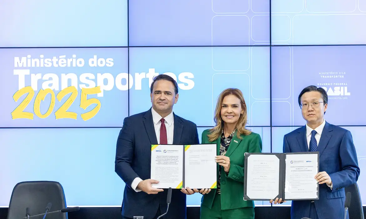 Brasil e China assinam acordo para estudar ferrovia até o Peru