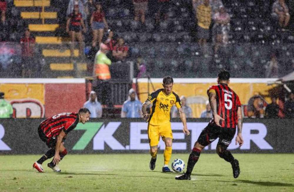 Com final eletrizante, Vitória e Sport empatam no Barradão