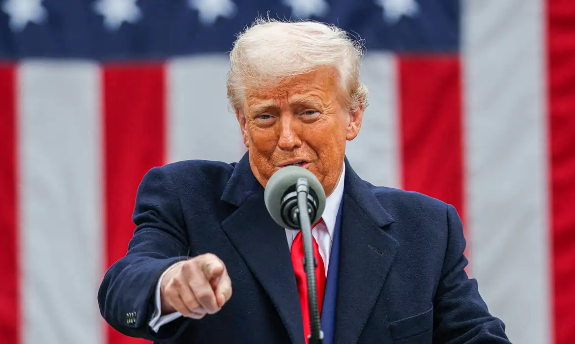 Governo dos EUA suspende vistos de imigração do Brasil e mais 74 países; especialista alerta para “exceções”