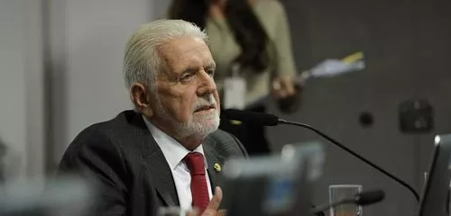 Em Washington, líder do governo vê pouca chance de adiar tarifaço de Trump contra o Brasil