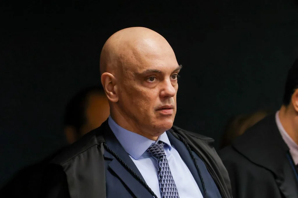 Às vésperas de julgamento, Alexandre de Moraes autoriza vigilância na casa de Bolsonaro