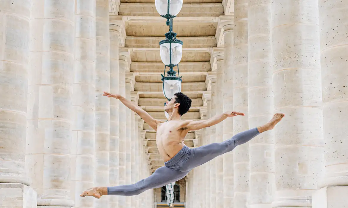 Bailarino maranhense assina contrato vitalício com a Ópera de Paris