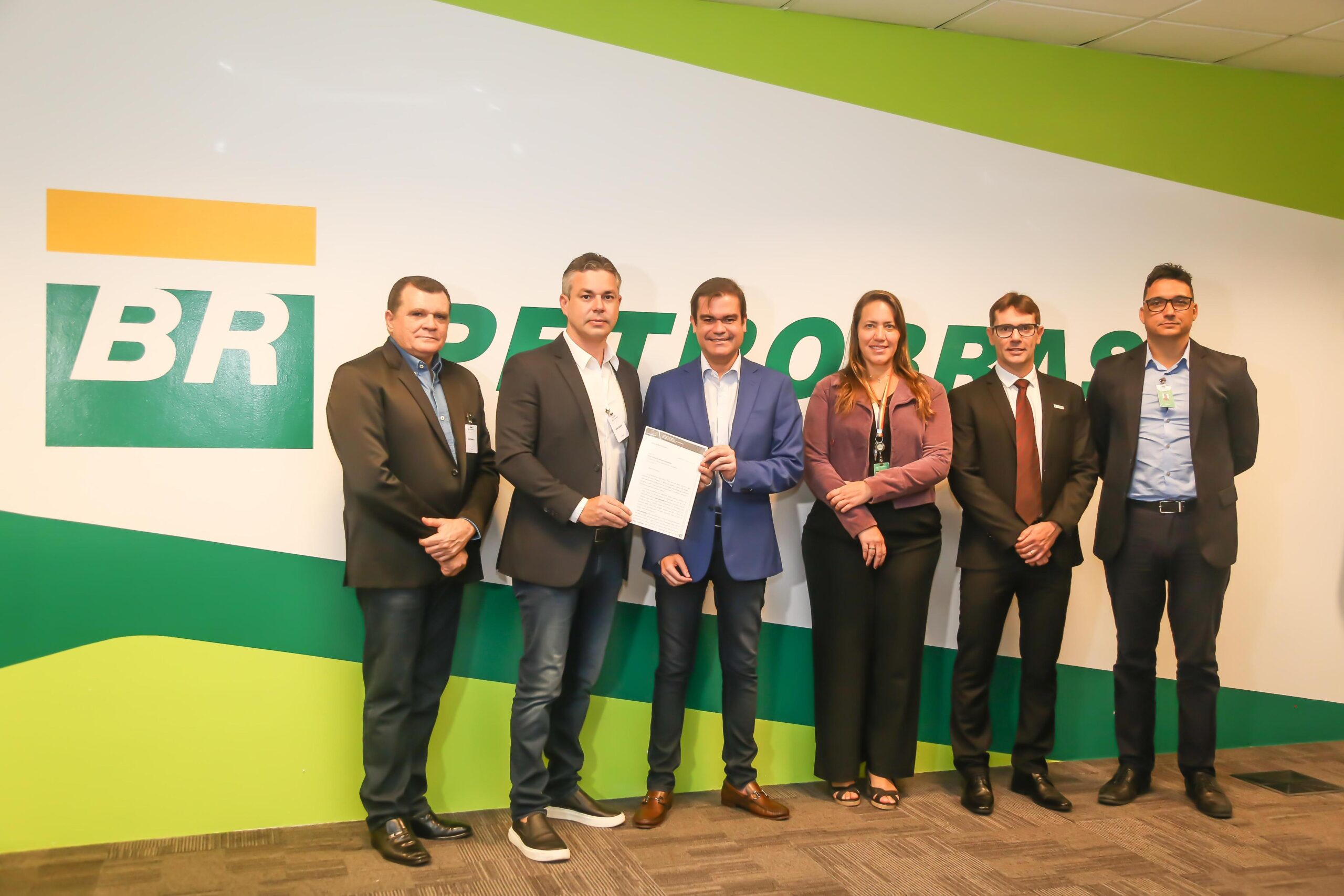 Na Paraíba, André Coutinho articula retorno das operações da Petrobras no Porto de Cabedelo