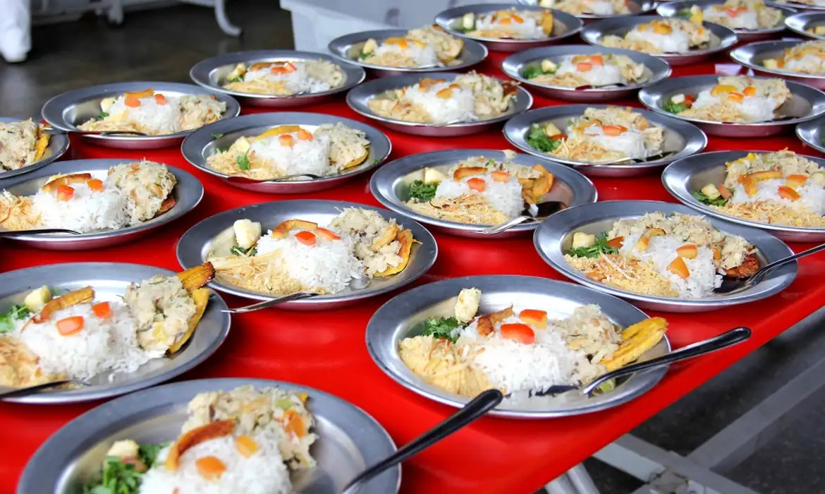 Governo vai comprar alimentos perecíveis que iriam para EUA, diz ministro