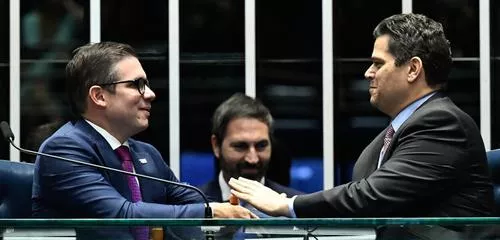 Cresce irritação de Motta e Alcolumbre com ocupação bolsonarista no Congresso e ameaças de Eduardo Bolsonaro