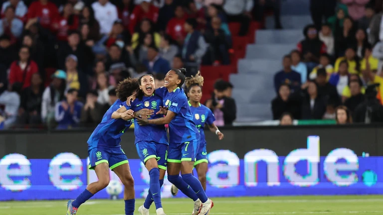 Após jogo de 8 gols, Brasil vence Colômbia nos pênaltis e conquista Copa América Feminina