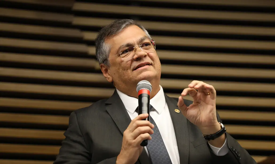 Ministro Flávio Dino rebate EUA e diz que não cabe a embaixadas monitorar Justiça