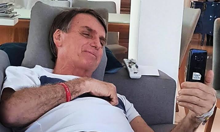 PF conclui que Bolsonaro ignorou decisão do STF e distribuiu 300 vídeos via WhatsApp