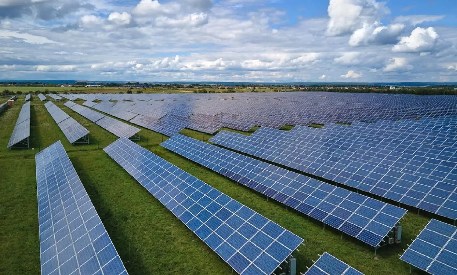 Energia solar atinge 60 gigawatts, mas enfrenta desafios de conexão e cortes de geração