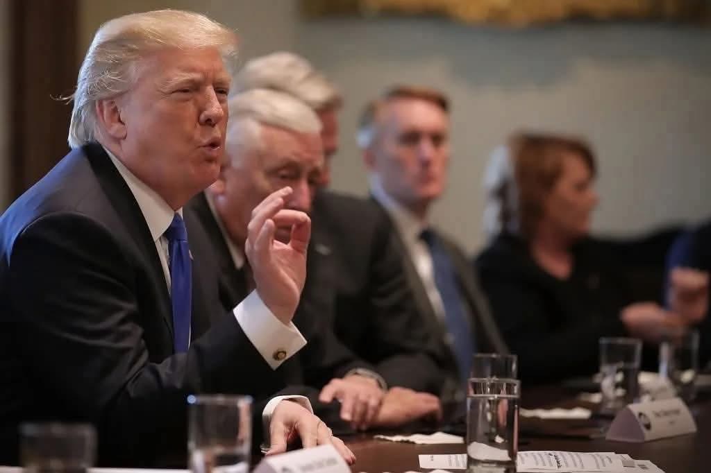 Assessoria de Trump rompe com Eduardo Bolsonaro e Paulo Figueiredo após denúncias de informações falsas