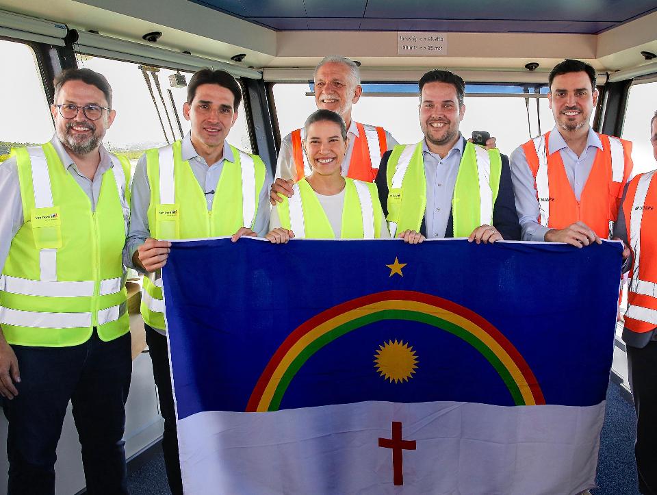 Ministro Silvio Costa Filho e governadora Raquel Lyra dão início a dragagem do canal interno de Suape