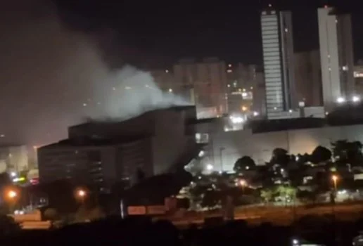 Loja do Manaíra Shopping pega fogo durante a madrugada; chamas atingem piso da Domus Hall