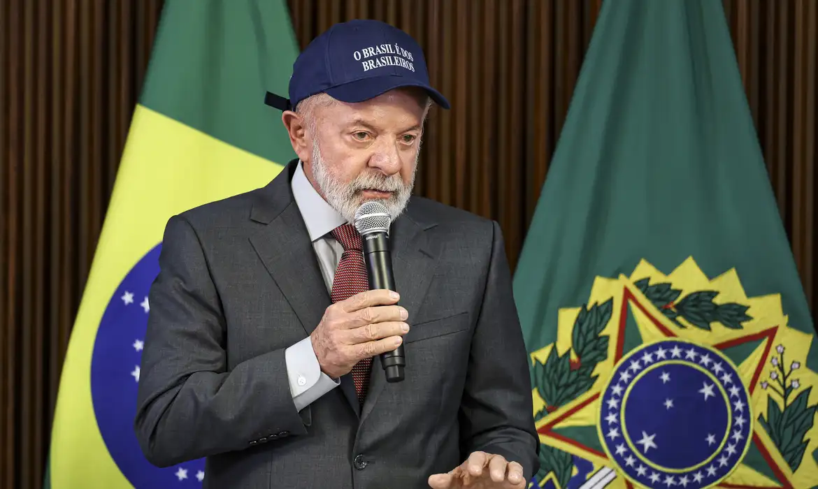 Lula defende regulação de big techs durante reunião ministerial