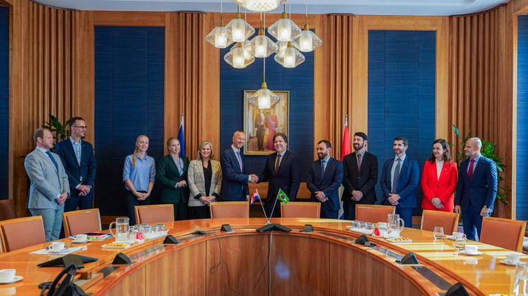 Brasil discute conectividade com a Holanda