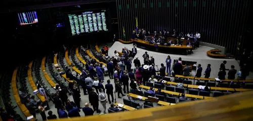 Câmara decide aprovar regime de urgência para projeto sobre anistia que beneficia golpistas