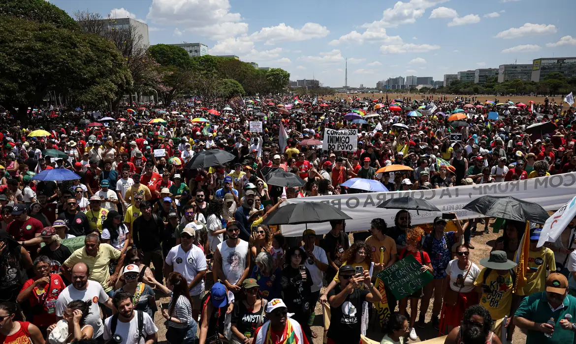 Milhares marcham no DF contra anistia a golpistas e PEC da Blindagem